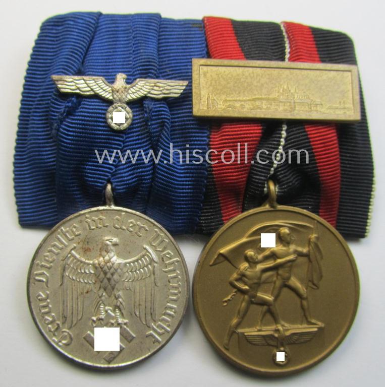 2-pieced, WH (Heeres o. Kriegsmarine) medal-bar (ie.: 'Doppelspange') resp. showing a: 'WH-DA 4. Stufe' and a Czech 'Anschluss'-medal that comes with a firmly attached 'Prager Burg-Spange'