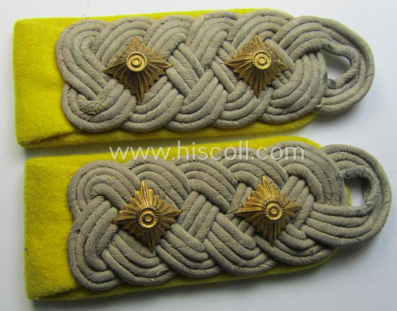Pair of WH (Heeres) officers'-type shoulderboards as piped in the bright-yellow- (ie. 'zitronengelbener'-) coloured branchcolour as was intended for an: 'Oberst der Nachrichten-Truppen'