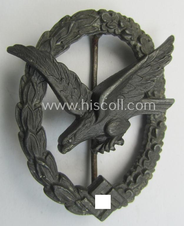 WH (Luftwaffe) 'Fliegerschützen-Abzeichen ohne Blitzbündel' being a neatly maker- (ie. 'Wilh. Deumer'-) marked- and/or: typical zinc- (ie. 'Feinzink'-) based example as was produced by the maker: 'Wilh. Deumer'