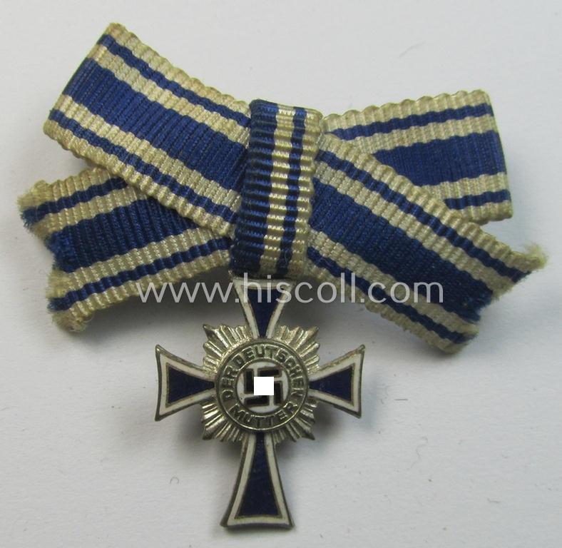 Miniature of an: 'Ehrenkreuz der deutschen Mutter - zweite Stufe' (or: silver-class mothers'-cross) being a non-maker-marked example that comes in an overall nice- (albeit moderately worn- ie. used-), condition