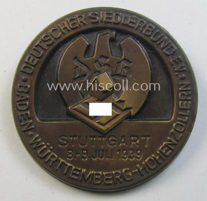 Attractive, bronze-toned- (and I deem typical 'Eisenblech'-based) so-called: 'Deutscher Siedlerbund'- (ie. 'D.S.B.'-) related day-badge (ie. 'tinnie' or: 'Veranstaltungsabzeichen') as was issued to commemorate a: 'D.S.B.'-meeting held in 1939