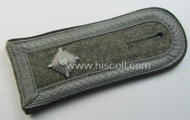 Single, later-war-period so-called: 'M44'-pattern, simplified WH (Heeres) NCO-type shoulderstrap as piped in the black-coloured branchcolour as was intended for usage by a: 'Feldwebel eines Pionier-Abteilungs'
