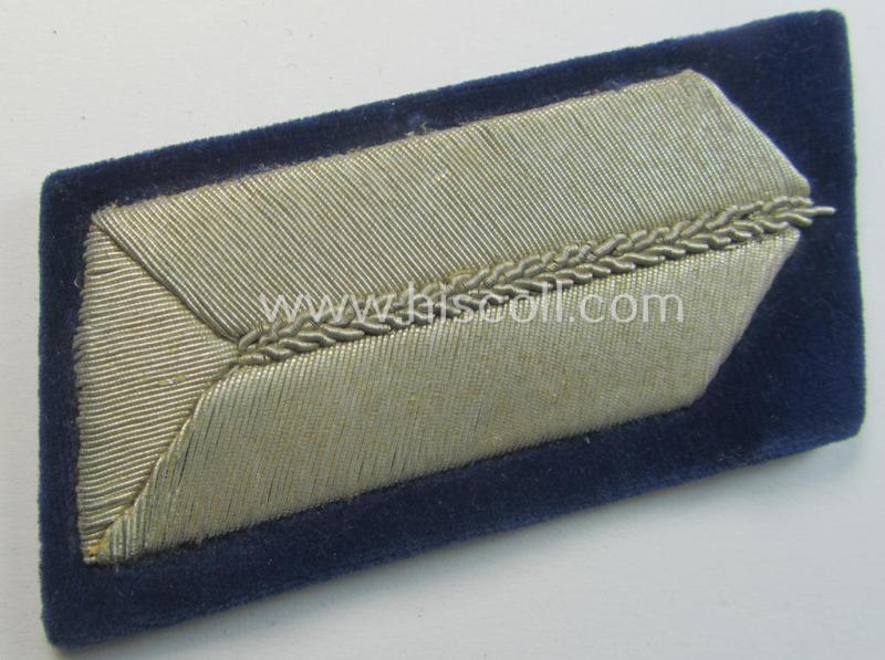Neat - regrettaby single but scarcely found! - RAD- (ie. 'Reichsarbeitsdienst') hand-embroidered, officers'-type collar-tab as mounted onto a blue-coloured- (and velvet!) background for a medium-ranked, medical RAD-officer ('mittlere Führer')
