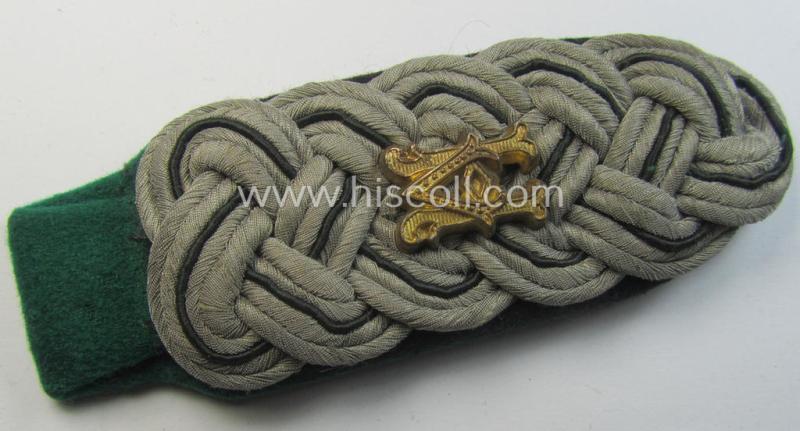 Neat - albeit regrettably single! - army-administration-related, neatly 'cyphered' officers-pattern shoulderboard (ie. 'Schulterstück des Heeresverwaltung') being a board that was intended for usage by a: 'Major des höheren Dienstes'