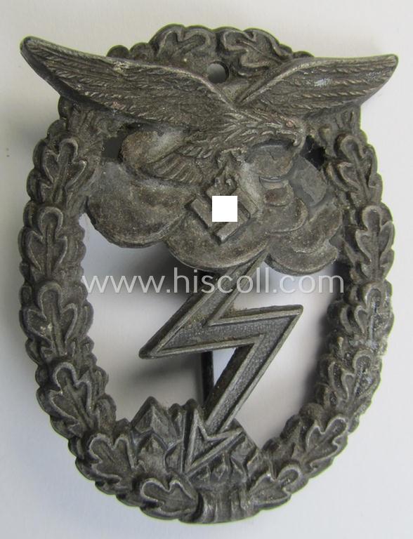 Attractive - and just moderately used! - later-war-period, zinc- (ie. 'Feinzink'-) based version of a WH (Luftwaffe) 'Erdkampfabzeichen' being a (typical) non-maker-marked example by the Austrian-based: 'Arno Wallpach'-company