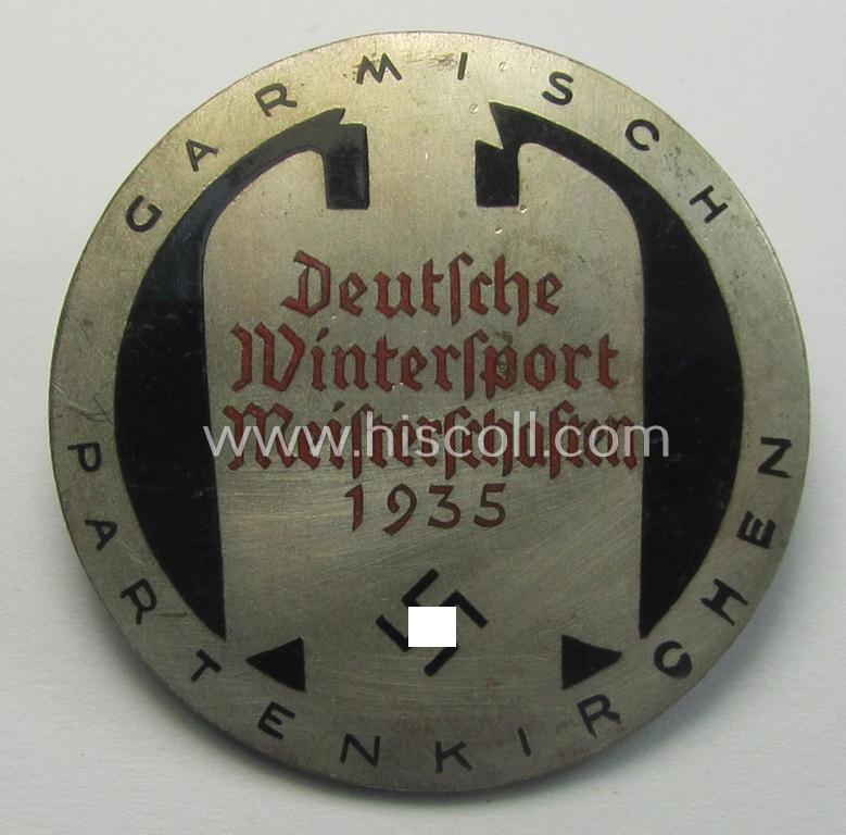 Commemorative - and neatly enamelled! - 'Veranstaltungsabzeichen' (ie. 'tinnie') being a maker- (ie. 'Carl Poellath'-) marked example that is showing the text: 'Deutsche Wintersport Meisterschaften 1935 - Garmisch-Partenkirchen'