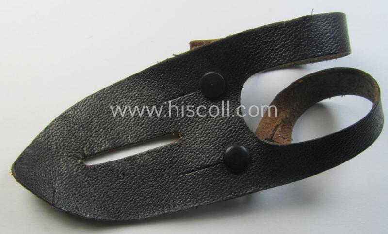 'Standard-issue'-pattern, WH binoculars (ie. 'Dienstglas 6 x 30 o. 10 x 50') so-called: 'anti-movement flap' (or: 'Tragelasche für Dienstgläser') as was executed in black-coloured leather that comes in an issued- ie. used-, condition