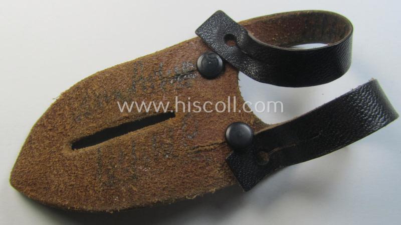 'Standard-issue'-pattern, WH binoculars (ie. 'Dienstglas 6 x 30 o. 10 x 50') so-called: 'anti-movement flap' (or: 'Tragelasche für Dienstgläser') as was executed in black-coloured leather that comes in an issued- ie. used-, condition