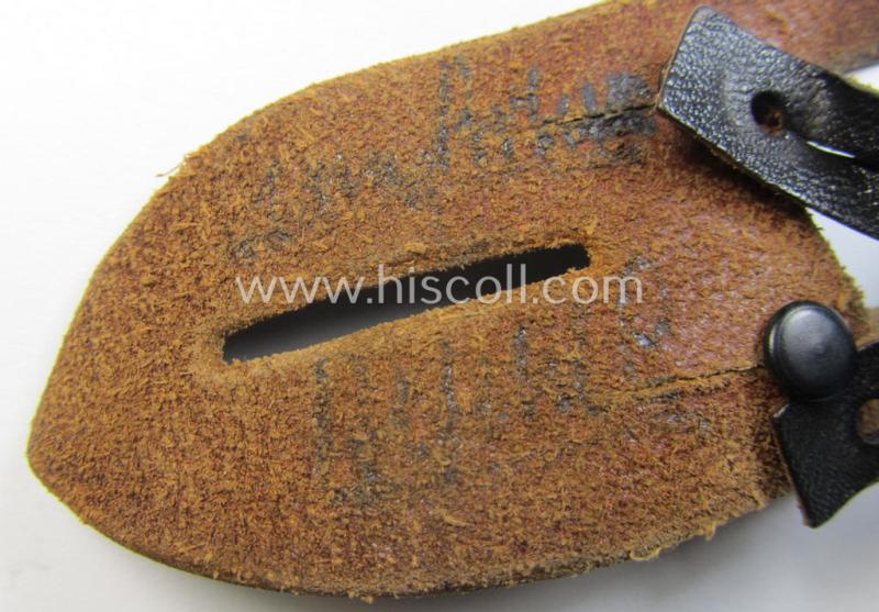 'Standard-issue'-pattern, WH binoculars (ie. 'Dienstglas 6 x 30 o. 10 x 50') so-called: 'anti-movement flap' (or: 'Tragelasche für Dienstgläser') as was executed in black-coloured leather that comes in an issued- ie. used-, condition