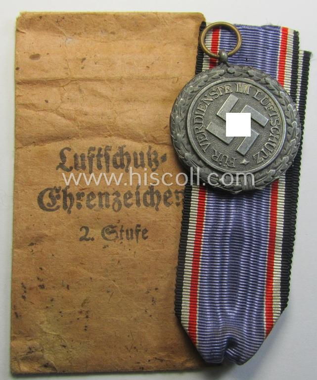 'Luftschutz-Ehrenzeichen 2. Stufe' being a non-maker-marked example, as executed in zinc-based metal (ie. 'Feinzink') and that comes stored in its (scarcely seen!) 'Zellstoff'-based pouch by the maker: 'Katz u. Deyhle'