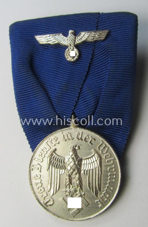 Silver-toned WH (Heeres o. KM) so-called: 'Einzelspange' showing a: 'WH-Dienstauszeichnung 4. Stufe' (as was intended for 4 years of loyal-service) and that shows a detailed, Heeres o. KM-type-eagle-device, period-attached