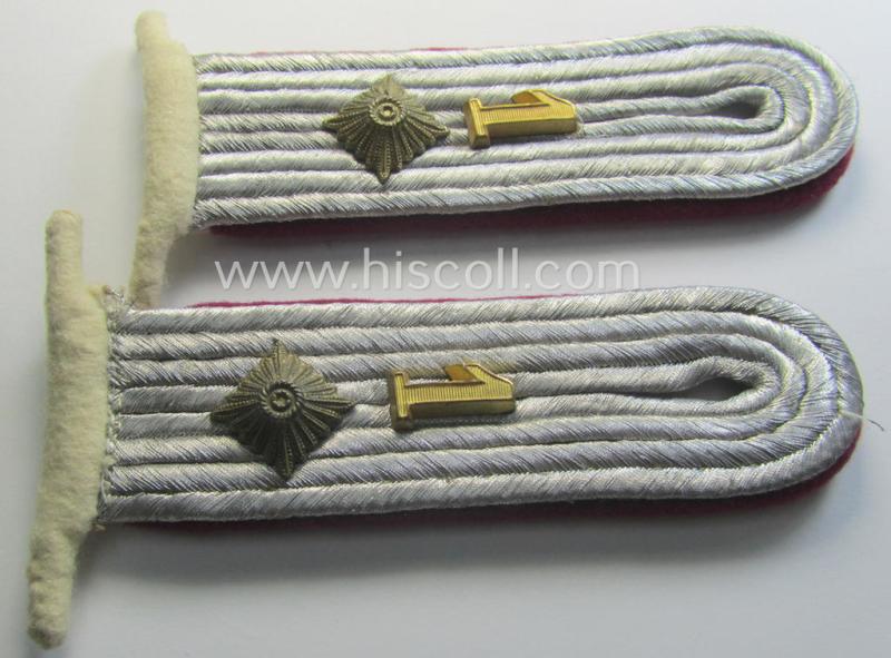 WH (Heeres), 'cyphered' officers'-type shoulderboard-pair (that comes mounted on its unsually seen: 'Auf der Steg'-mounting): 'Oberleutnant des schw. Werfer-Rgts. 1'