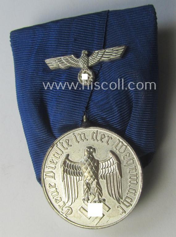 Superb, bright silver-toned WH (Heeres- o. KM) so-called: 'Einzelspange' showing a: 'WH-Dienstauszeichnung 4. Stufe' (as was intended for 4 years of loyal-service) and that shows a detailed, 'Heeres'-type-eagle-device, period-attached