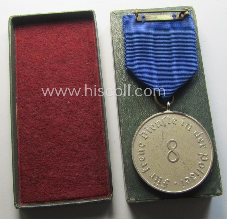 Superb, bright-silver-toned so-called: 'Polizei-Dienstauszeichnung 3. Stufe' (or: police loyal-service medal 3rd class) that comes mounted onto its period ribbon (ie. 'Bandabschnitt') and that comes stored in its scarcely seen, green-coloured etui