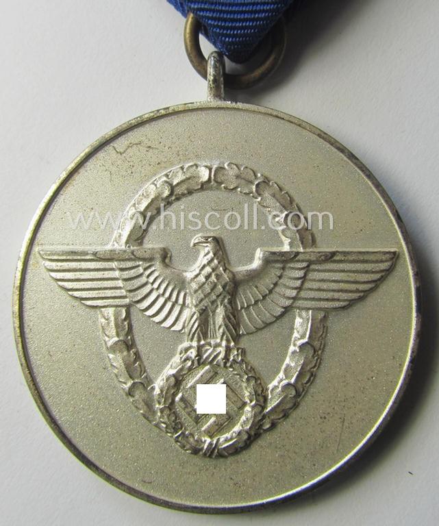 Superb, bright-silver-toned so-called: 'Polizei-Dienstauszeichnung 3. Stufe' (or: police loyal-service medal 3rd class) that comes mounted onto its period ribbon (ie. 'Bandabschnitt') and that comes stored in its scarcely seen, green-coloured etui