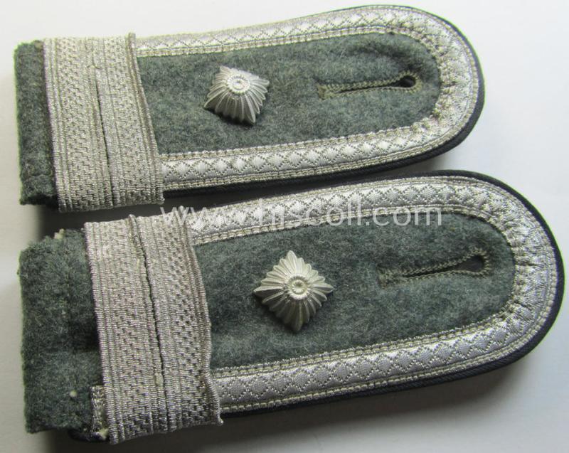 Superb - fully matching and actually scarcely seen! - pair of WH (Heeres) NCO-type (ie. 'M40- o. M43'-pattern) shoulderstraps as was intended for usage by a: 'Feldwebel u. Offiziers-Anwärter eines Pionier-Bataillons o. Regiments'