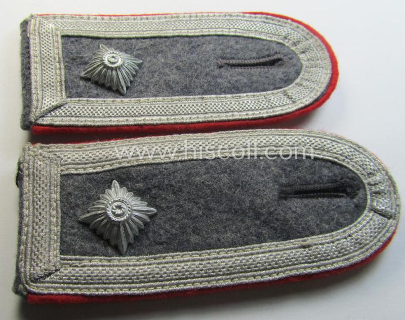 Neat - and/or fully matching! - pair of WH (Luftwaffe) NCO-type shoulderstraps as piped in the bright-red branchcolour as was intended for a: 'Feldwebel o. Wachtmeister der Flak-Artillerie-Truppen'