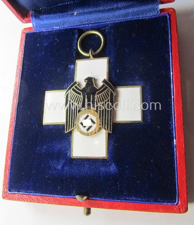 Multi-coloured- and nicely enamelled: 'Ehrenzeichen für deutsche Volkspflege 3. Stufe' that comes together with its original ribbon (ie. 'Bandabschnitt') and that comes stored in its period, 'LDO'-marked etui as found