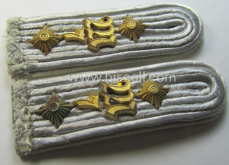 Attractive - very desirable and fully matching! - pair of neatly 'cyphered', WH (Heeres) officers'-type shoulderboards as was intended for - and clearly worn by! - a: 'Hauptmann des Maschinengewehr-Abteilungs 7'