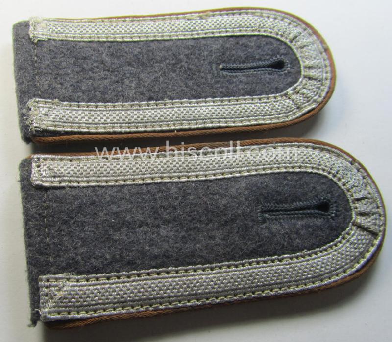Attractive - and fully matching! - pair of WH (Luftwaffe) NCO-type shoulderstraps as piped in the light- ie. rust-brown- (ie. 'hell- o. kupferbrauner'-) coloured branchcolour as was intended for an: 'Unteroffizier der LW-Nachrichten-Truppen'