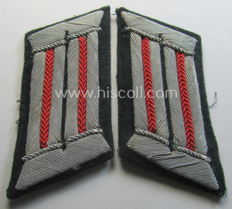 Neat - hardly worn and fully matching! - pair of WH (Heeres) collar-tabs (ie. 'Kragenspiegel für Offiziere') as was piped in the bright-red-coloured branchcolour as was intended for usage by an: 'Offizier der (Sturm)Artillerie-Truppen'
