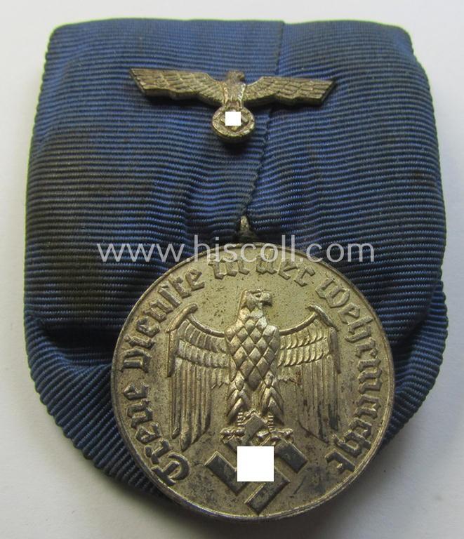 Neat - and truly used! - silver-toned WH (Heeres o. KM) so-called: 'Einzelspange' showing a: 'WH-Dienstauszeichnung 4. Stufe' (as was intended for 4 years of loyal-service) and that shows a detailed (albeit stained), eagle-device, period-attached