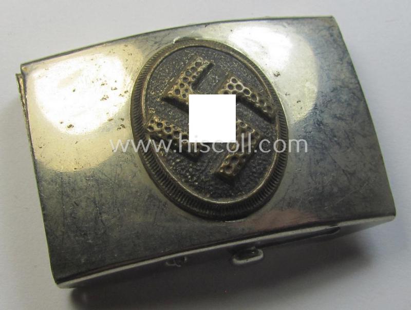 Attractive - and fairly unusually seen! - bright-silver-toned (ie. chromed metal-based) patriotic belt-buckle (ie. N.S.D.A.P.-supportive-piece) that shows a bronze-toned swastika surrounded by a pronounced rim