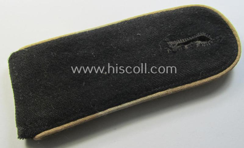 Attractive - albeit regrettably single! - Waffen-SS, EM-type shoulderstrap as piped in the white-coloured branchcolour as was intended for usage by an: 'SS-Mann' who served within the: 'SS-Infanterie-Truppen'