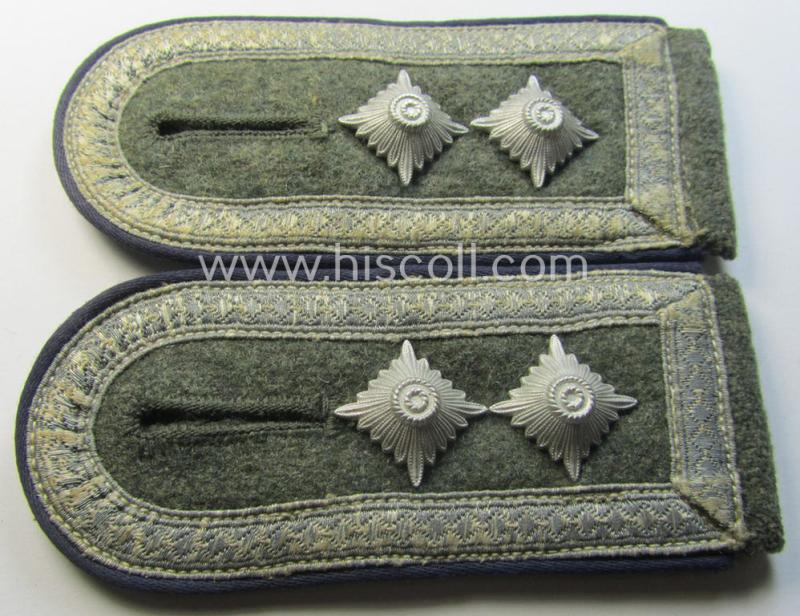 Pair of WH (Heeres) NCO-type shoulderstraps: 'Oberfeldwebel eines Sanitäts-Abteilungs'