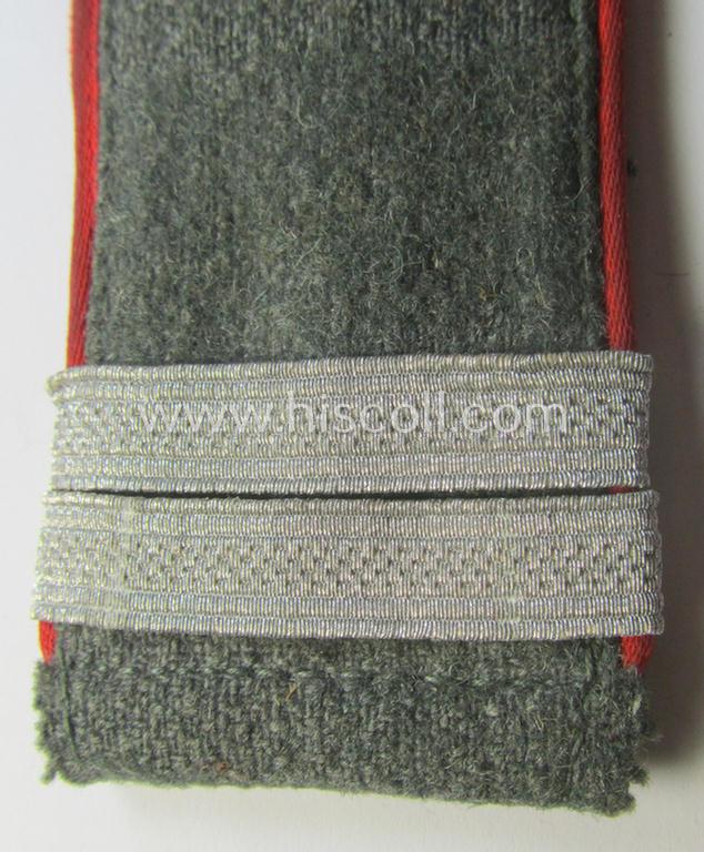 Single, WH (Heeres) 'M43'-pattern EM-shoulderstrap: 'Soldat u. Offz.-Anwärter eines (Sturm-)Artillerie-Abtlgs. o. Rgts.'