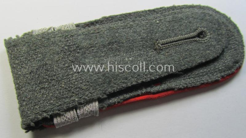 Single, WH (Heeres) 'M43'-pattern EM-shoulderstrap: 'Soldat u. Offz.-Anwärter eines (Sturm-)Artillerie-Abtlgs. o. Rgts.'