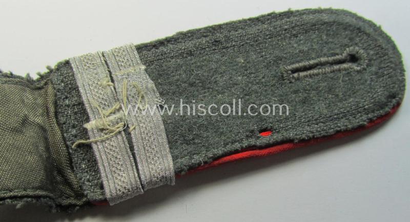 Single, WH (Heeres) 'M43'-pattern EM-shoulderstrap: 'Soldat u. Offz.-Anwärter eines (Sturm-)Artillerie-Abtlgs. o. Rgts.'