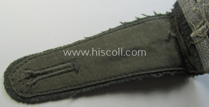 Single, WH (Heeres) 'M43'-pattern EM-shoulderstrap: 'Soldat u. Offz.-Anwärter eines (Sturm-)Artillerie-Abtlgs. o. Rgts.'