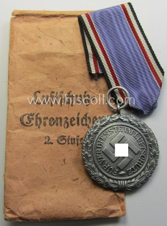 'Luftschutz-Ehrenzeichen 2. Stufe' in its 'Zellstoff'-based pouch by the maker: 'Katz u. Deyhle'