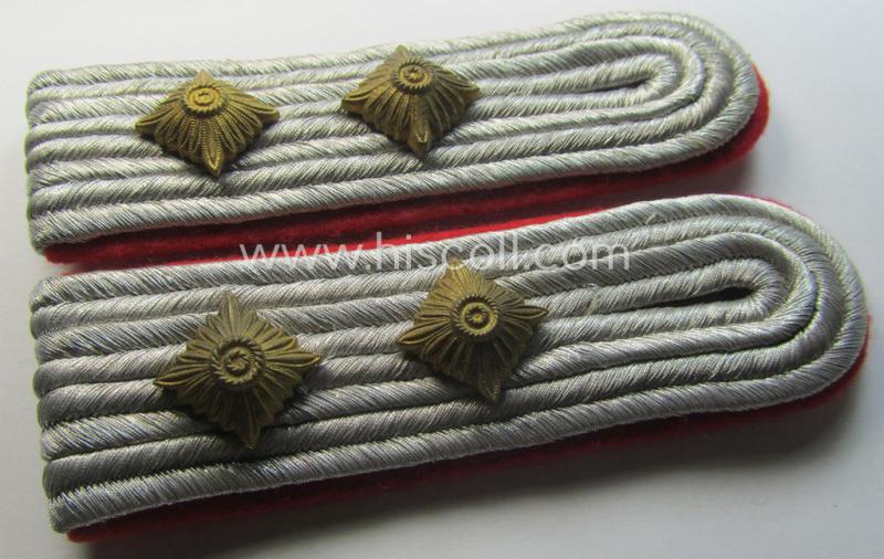 Pair of WH (LW) officers'-type shoulderboards: 'Oberleutnant eines Flak-Artillerie-Abtlgs. o. Rgts.'