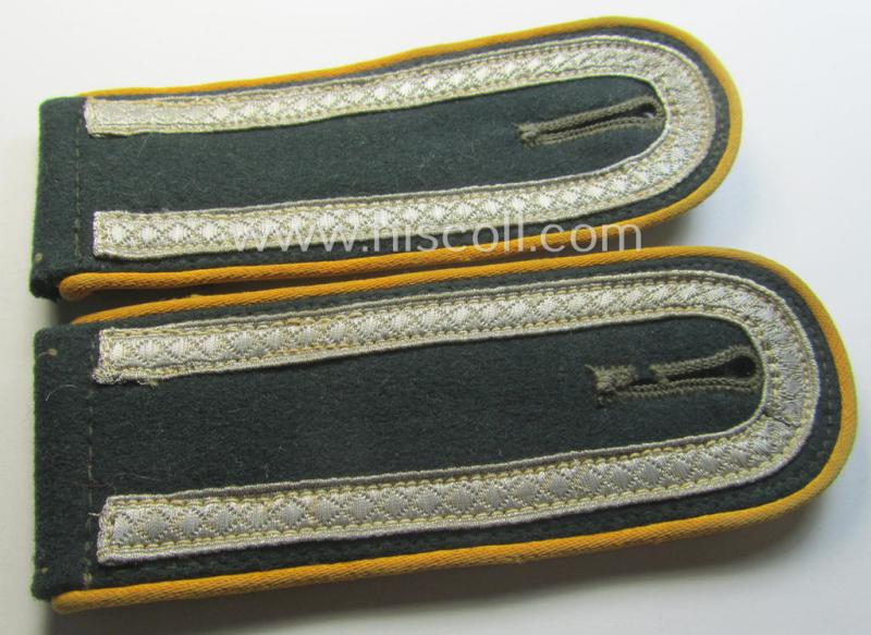 Pair of WH (Heeres) NCO-type shoulderstraps: 'Unteroffizier einer Kavallerie- o. Aufklärungs-Abtlgs.'