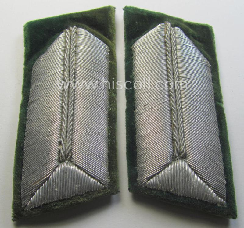 Pair of RAD- (ie. 'Reichsarbeitsdienst') officers'-type collar-tabs onto a green-coloured background: 'mittlere RAD-Führer'