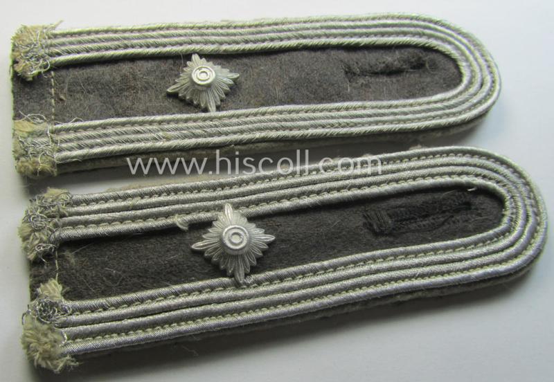 Pair of DRK (ie. 'Deutsches Rotes Kreuz') white-piped NCO-type shoulderstraps: 'DRK-Haupthelfer'