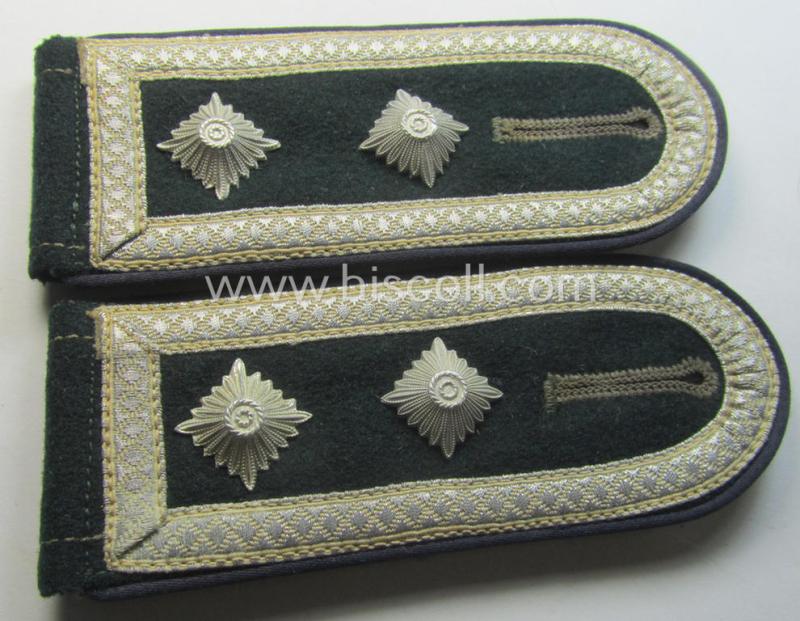 Pair of WH (Heeres) so-called: 'M36 o. M40'-pattern, NCO-type shoulderstraps: 'Oberfeldwebel einer Sanitäts-Abtlgs.'