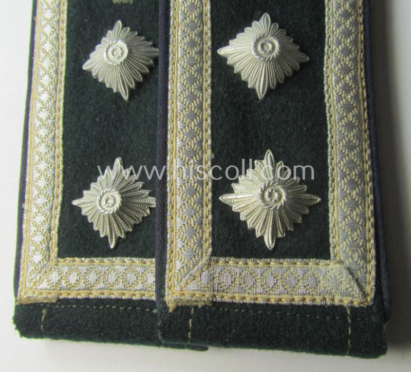 Pair of WH (Heeres) so-called: 'M36 o. M40'-pattern, NCO-type shoulderstraps: 'Oberfeldwebel einer Sanitäts-Abtlgs.'