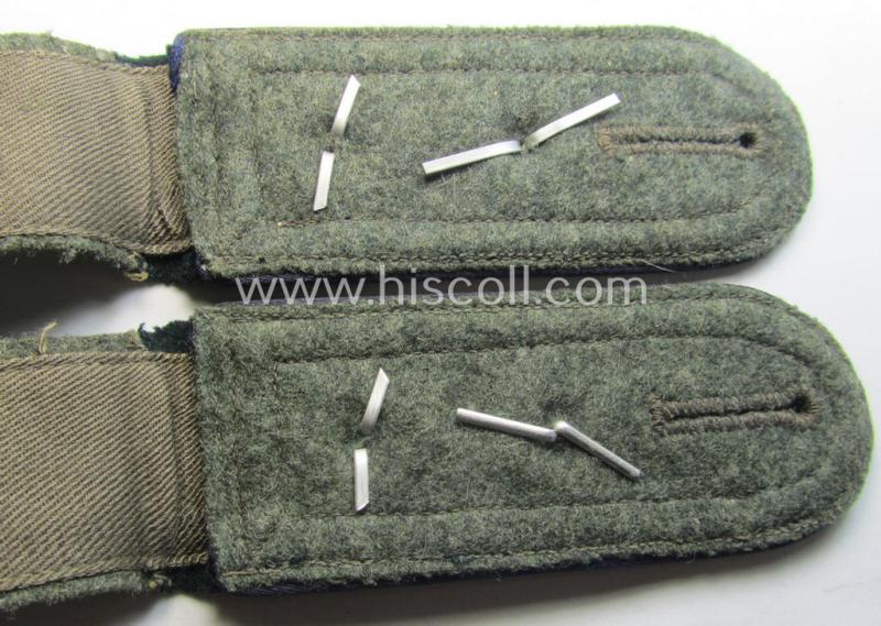 Pair of WH (Heeres) so-called: 'M36 o. M40'-pattern, NCO-type shoulderstraps: 'Oberfeldwebel einer Sanitäts-Abtlgs.'