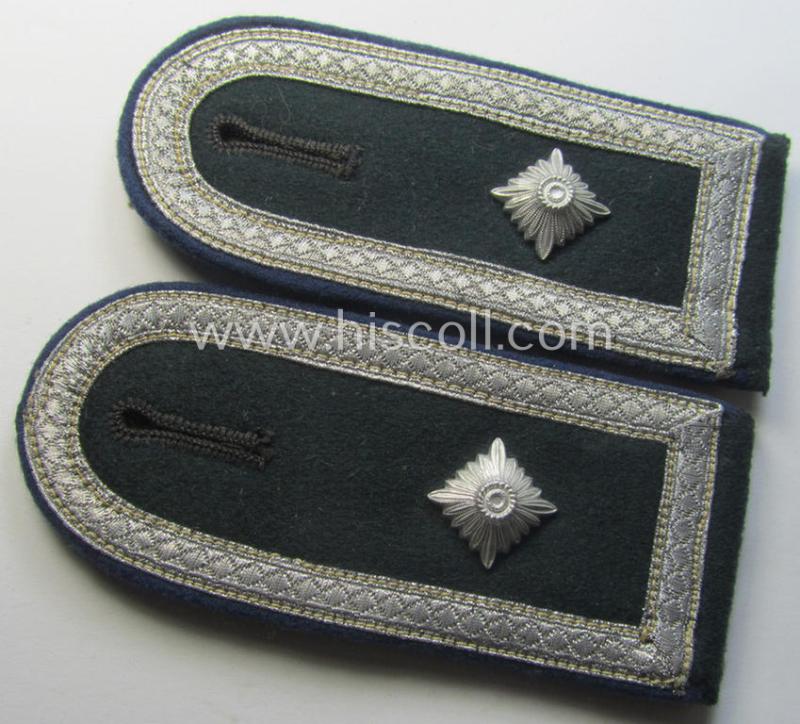 Pair of WH (Heeres) so-called: 'M36 o. M40'-pattern, NCO-type shoulderstraps: 'Feldwebel einer Sanitäts-Abtlgs.'
