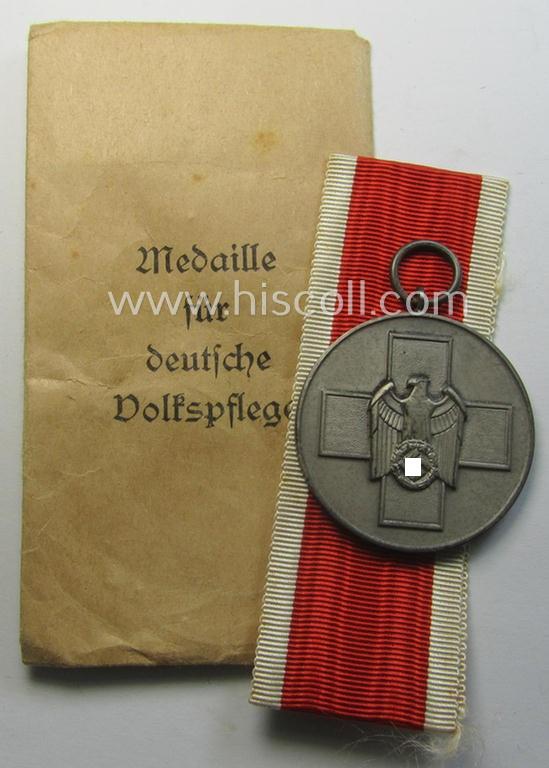 Medal-set: 'Medaille für Deutsche Volkspflege' packed in its original pouch of issue by the: '(Bayr.) Hauptmünzamt - München'
