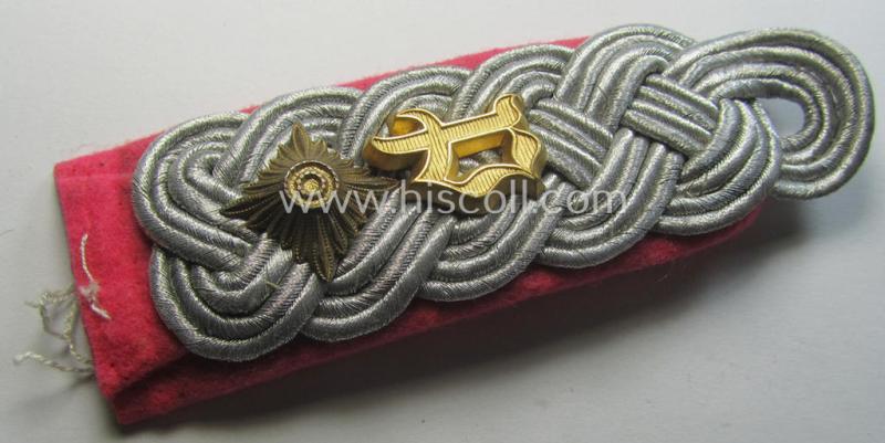 Single, WH (Heeres) 'cyphered', officers'-type shoulderboard: 'Oberstleutnant eines Panzerjäger-Rgts.'