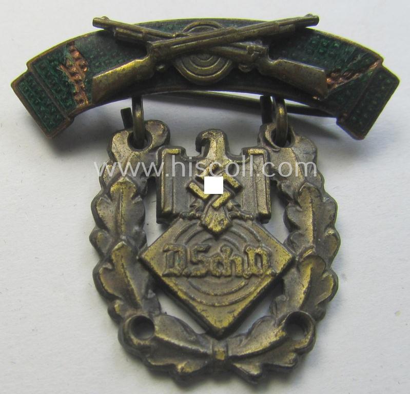 Golden-bronze-toned and partly enamelled: 'Kleine Auszeichnung für Schiessleistungen in Gold des Deutscher Schützenverbandes o. 'DSV' ('ohne Jahresspange')