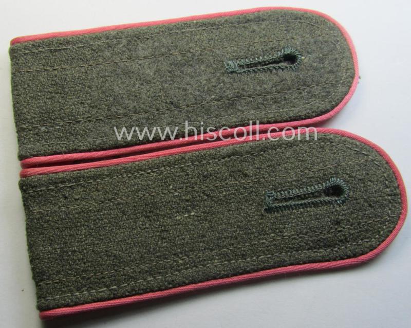 Pair of later-war-period, so-called: 'M44'-pattern, 'simplified' WH (Heeres) EM-type shoulderstraps: 'Soldat der Panzer- o. Panzerjäger-Trpn.'