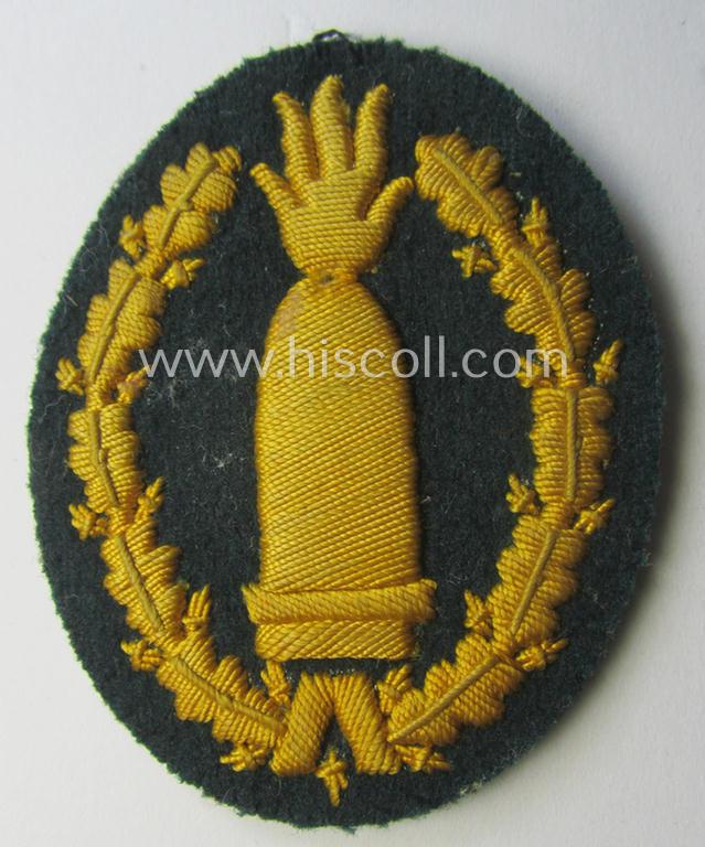 Hand-embroidered WH (Heeres) 'Richtabzeichen für Artillerie-Richtkannoniere' (or: artillery gun-layers patch)