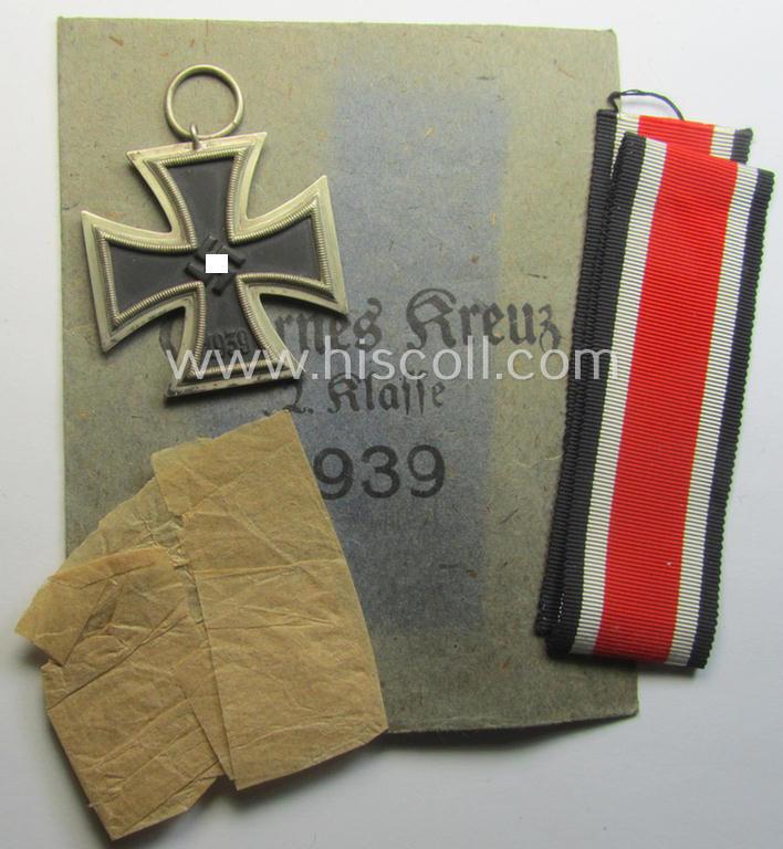 'Eisernes Kreuz 2. Kl.' being a maker- (ie. '44'-) marked example that comes stored in its period 'Zellstoff'-based pouch by the: 'Jakob Bengel'-company