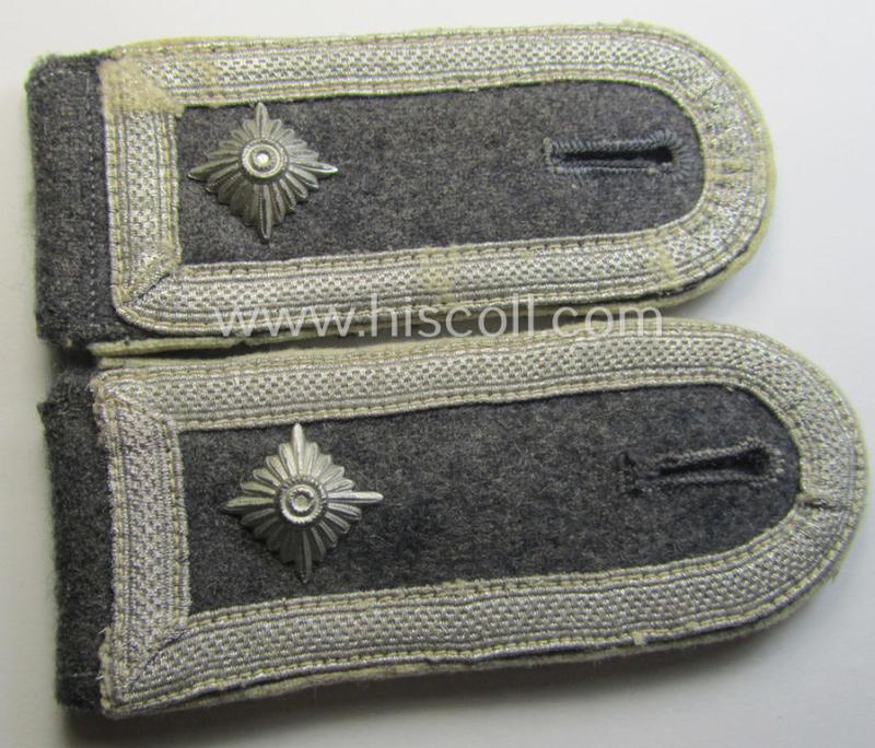 Pair of WH (Luftwaffe) white-piped, so-called: 'Hermann Göring'-division, NCO-type shoulderstraps: 'Fwbl. u. Mitglied der Hermann Göring Division'