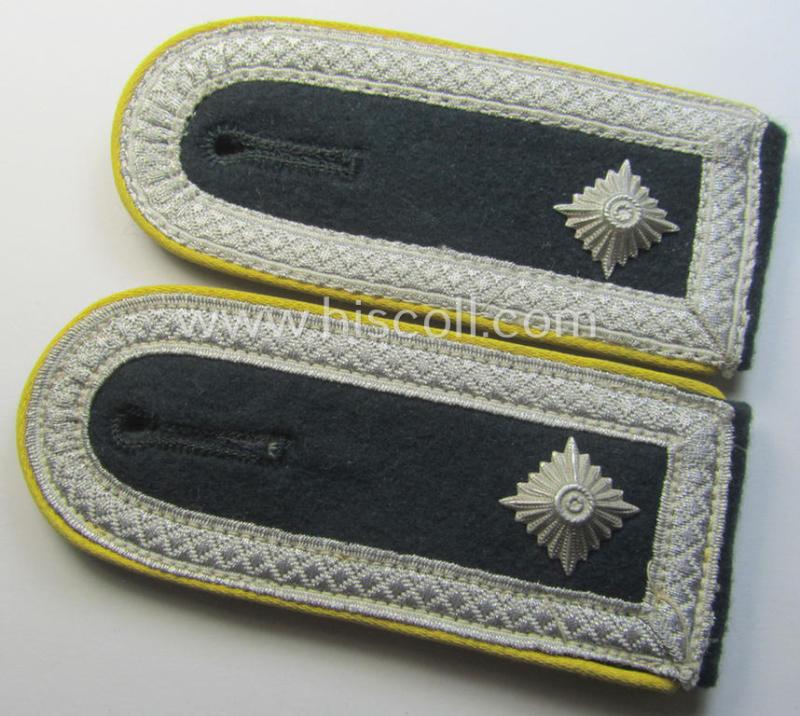Pair of WH (Heeres) NCO-type shoulderstraps: 'Fwbl. einer Nachrichten-Abtlgs.'